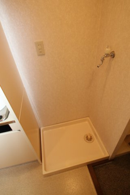 【その他】 | グリーンヒルズ根岸 | 室内洗濯機置き場　※同建物ほかのお部屋の写真です。（反転タイプ）