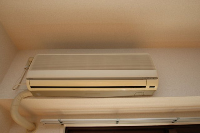 【設備】 | グリーンヒルズ根岸 | エアコン　※同建物ほかのお部屋の写真です。（反転タイプ）