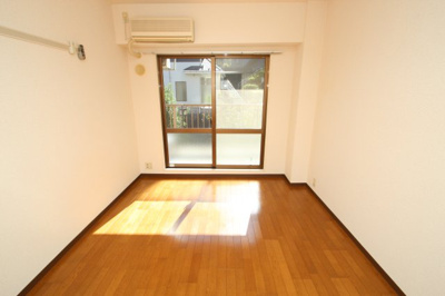 【居間・リビング】 | グリーンヒルズ根岸 | ※同建物ほかのお部屋の写真です。（反転タイプ）
