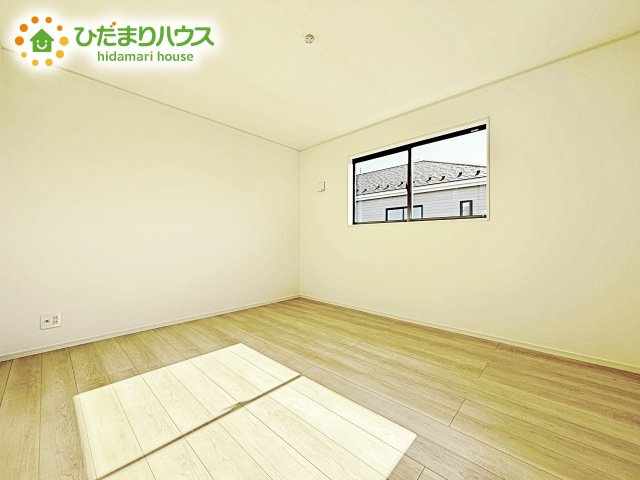 【洋室】 | 笠間市鯉淵第7　新築戸建　1号棟 | 白い壁の洋室は、太陽の光だけでも十分明るく感じられますね