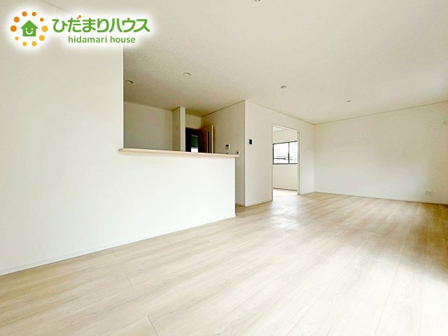 【居間・リビング】 | 笠間市鯉淵第7　新築戸建　1号棟 | ホワイトを基調としたLDKは、明るく上品な心地よさを演出してくれます。空間に広がりをもたらし、より一層広く感じさせてくれます。
