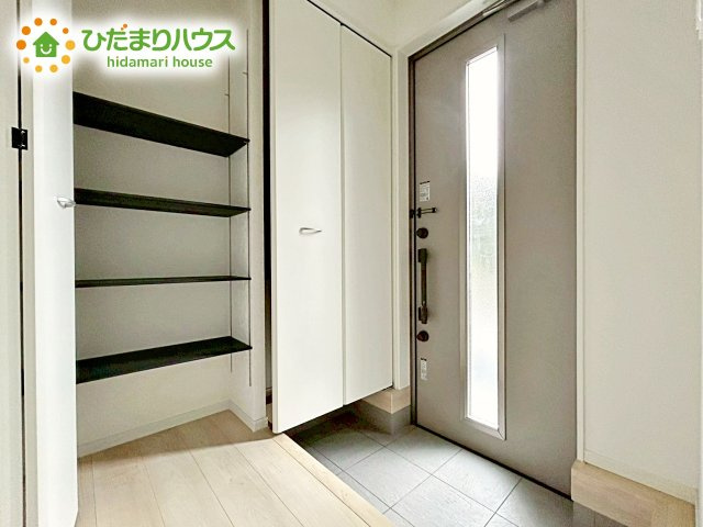 【玄関】 | 笠間市鯉淵第7　新築戸建　1号棟 | 陽当たりが良い玄関は、お出かけ前の気分も上がります。シューズボックスには、たくさんの靴が収納出来るのでいつでも玄関がスッキリです。