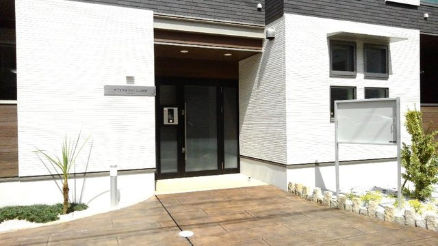 クリスタルメゾンしらかばのエントランス