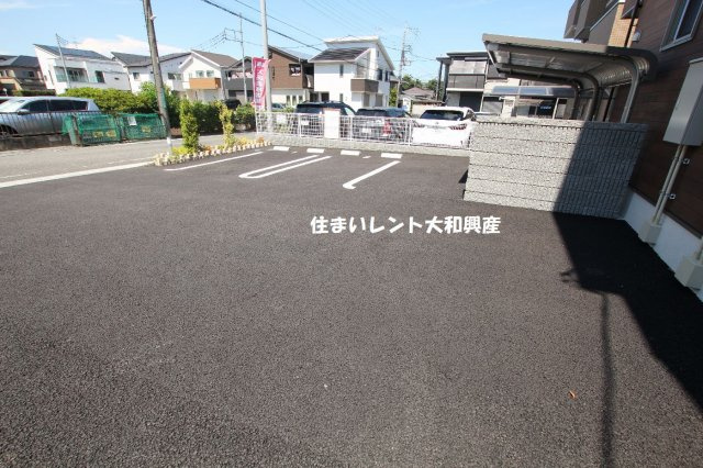 クリスタルメゾンしらかばの駐車場