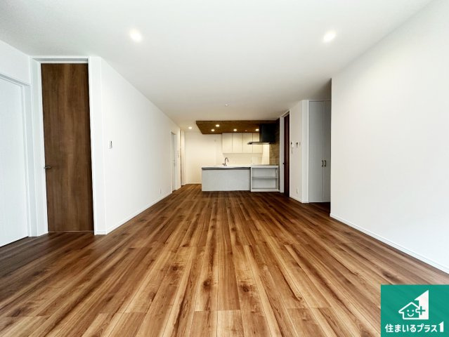 加東市南山　新築一戸建ての居間・リビング|日当たり良好の明るいリビングで朝の目覚めもスッキリできそう！対面キッチンでご家族のコミュニケーションも自然と増える設計！小さなお子様が遊ぶスペースを作っても広々とくつろげるLDK！