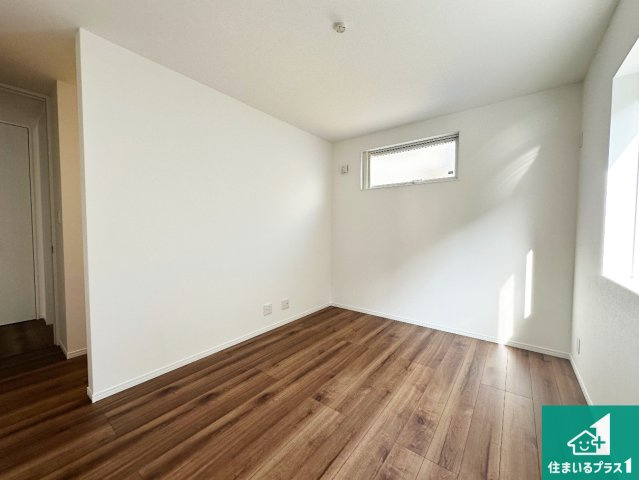 加東市南山　新築一戸建ての洋室|シンプルな洋室は、自分好みのインテリアが楽しめます♪ご家族とインテリアや家具を選びに行くのは新築購入時の醍醐味の一つです。ぜひお楽しみください♪