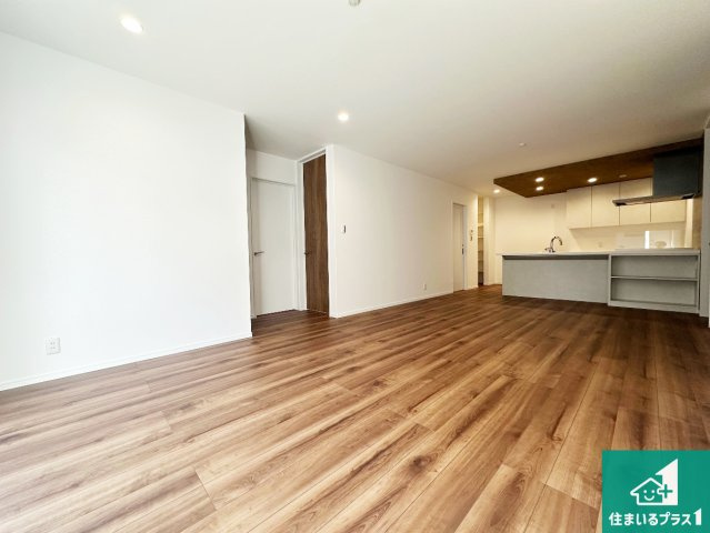 加東市南山　新築一戸建ての居間・リビング|日当たり良好の明るいリビングで朝の目覚めもスッキリできそう！対面キッチンでご家族のコミュニケーションも自然と増える設計！小さなお子様が遊ぶスペースを作っても広々とくつろげるLDK！