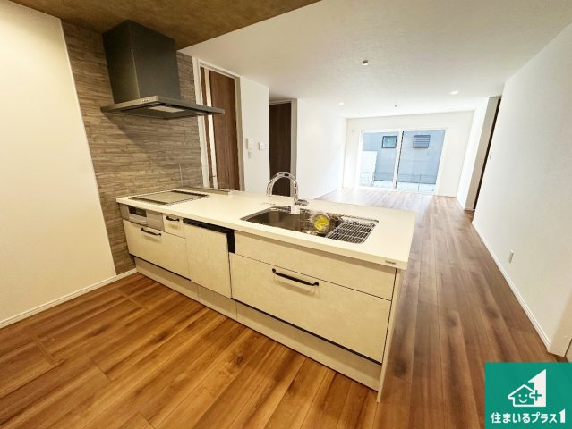 加東市南山　新築一戸建てのキッチン|子供を見守りながらお料理が出来るため家族のコミュニケーションか増えます♪スペースが広く確保されている為お子様が大きくなったときは一緒に料理を楽しめます♪