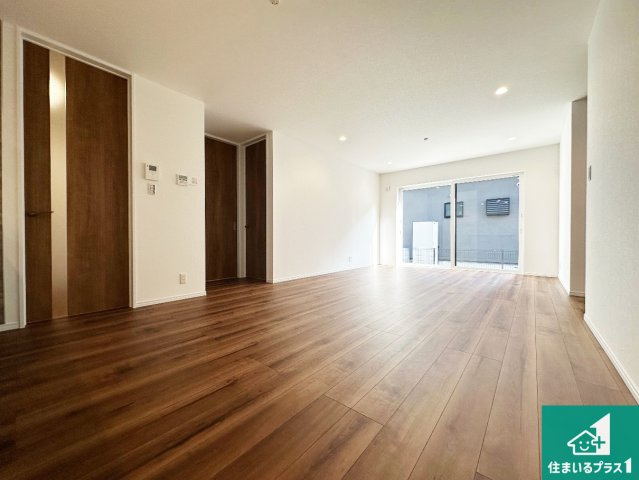 加東市南山　新築一戸建ての居間・リビング|明るいリビングで朝の目覚めもスッキリできそう！対面キッチンでご家族のコミュニケーションも自然と増える設計！小さなお子様が遊ぶスペースを作っても広々とくつろげるLDK！