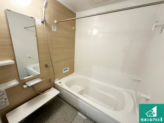 加東市南山　新築一戸建ての浴室|足をゆったり伸ばして寛げる浴槽です。窓が設けられていますので差し込む光が明るく穏やかな雰囲気にしてくれます♪浴室乾燥機も設置しているので、雨の日の洗濯物も安心です♪