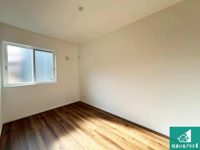 加東市南山　新築一戸建ての洋室|寝室は心地よい眠りについてもらいたくて、シンプルかつ開放的な空間な設計にしています！大きな窓から差し込む日が心地いいです♪