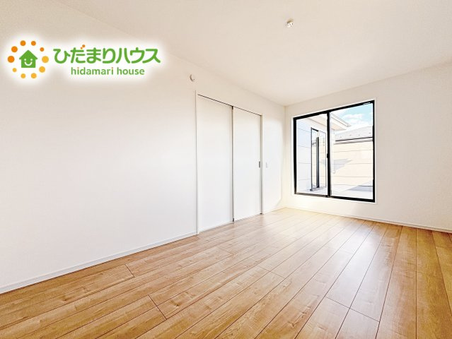 【寝室】 | 水戸市平須町1期　新築戸建 | バルコニーに面していて、たっぷり光りの入る明るい主寝室です！
