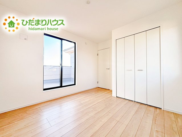 【洋室】 | 水戸市平須町1期　新築戸建 | バルコニーに面しているので干したフワフワのお洗濯物はそのままお部屋にすっきり収納♪