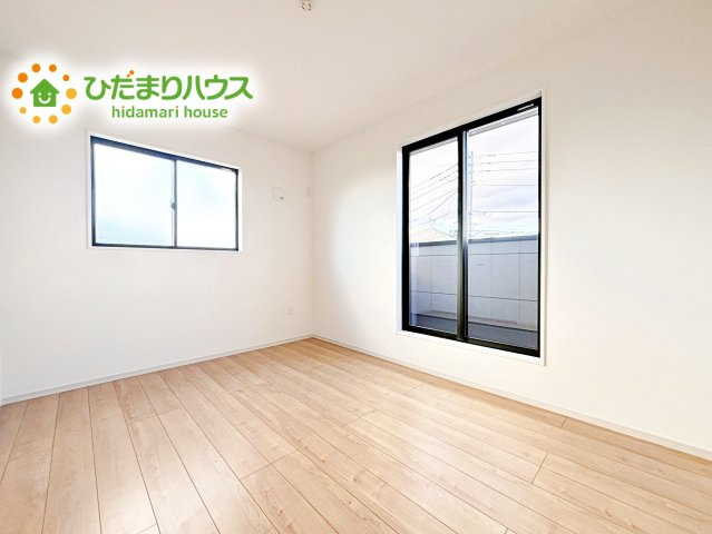 【洋室】 | 水戸市平須町1期　新築戸建 | 洗練された空間にやわらかい光が差し込み、お気に入りの家具や小物が映えます。