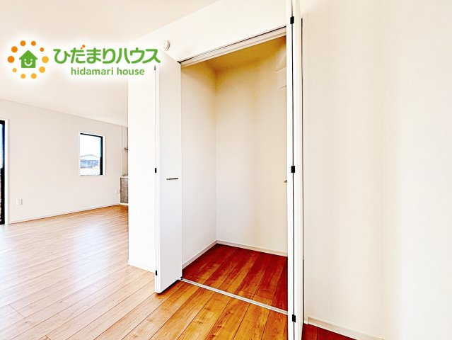【収納】 | 水戸市平須町1期　新築戸建 | 暮らしのちょうど良いところにクローゼットを配置することで家の中がスッキリと片付きます。掃除道具や家族それぞれの小物などを適材適所で収納可能。