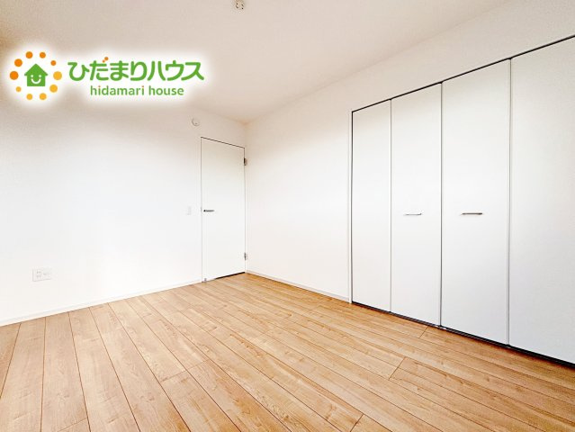 【洋室】 | 水戸市平須町1期　新築戸建 | お日様の光とさわやかな風をたっぷりとりこめます。室内はいつも明るい印象なので気持ちの良い朝を迎えられます。毎日の生活も明るくなりそうです。　　