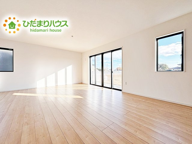 【居間・リビング】 | 水戸市平須町1期　新築戸建 | 開放感あるLDKを確保！家族が集まるリビングはゆったり過ごしリフレッシュする場として居心地の良い空間にしたいですね。