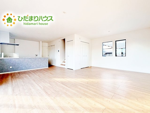 【居間・リビング】 | 水戸市平須町1期　新築戸建 | 奥行き感あるLDK。一体の空間ながらほどよい距離を保ち、家族がおもいおもいに好きな場所で寛げます。