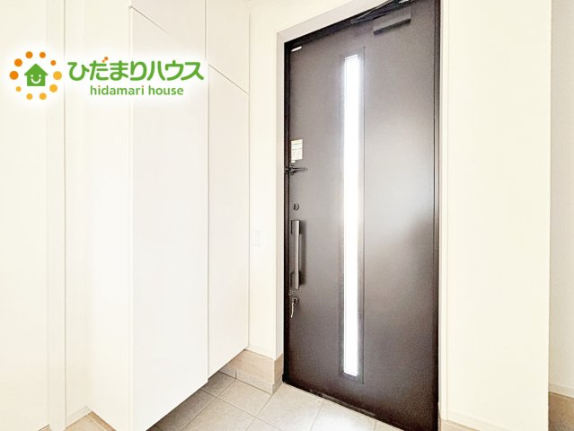 【玄関】 | 水戸市平須町1期　新築戸建 | 毎日「行ってきます」「ただいま」をいう玄関は小窓付で、明るく光が差し込みます。