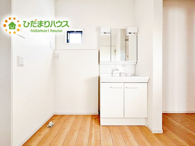 【独立洗面台】 | 水戸市平須町1期　新築戸建 | 大きな三面鏡の独立洗面。鏡の後ろは収納となっているのでスッキリと整理できます！