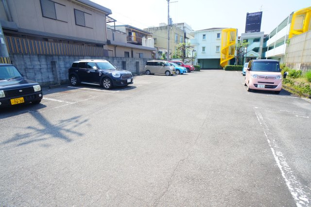 メゾン若草の駐車場