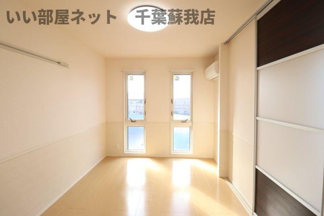 シャリテレーヴ　Ｂの寝室|広くて明るい寝室