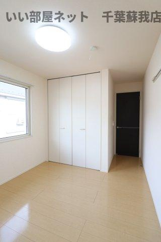 シャリテレーヴ　Ｂの寝室|広くて明るい寝室