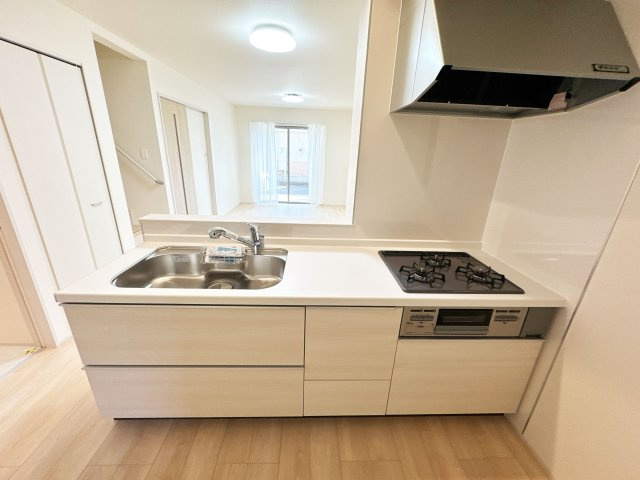 【キッチン】 | 入間郡三芳町北永井　新築一戸建住宅　全1棟　(ふじみ野店) | キッチンからリビングまで見渡せる間取りなので小さなお子様がいても安心です。