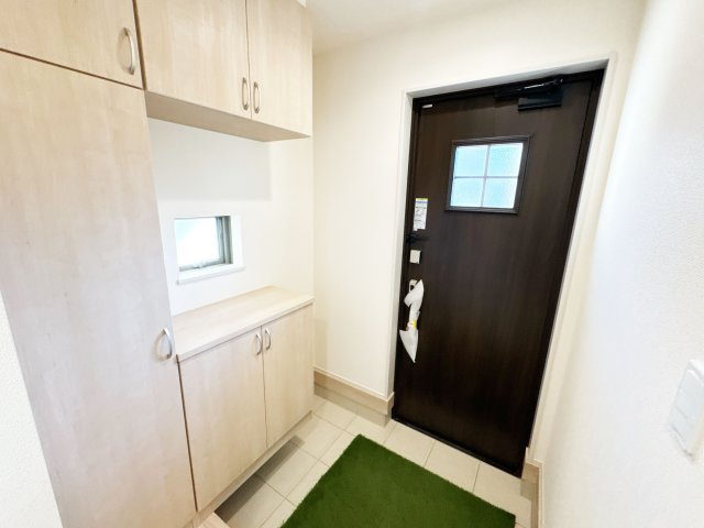 【玄関】 | 入間郡三芳町北永井　新築一戸建住宅　全1棟　(ふじみ野店) | 収納力のあるシューズボックスつきの玄関！