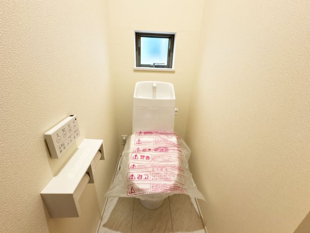 【トイレ】 | 入間郡三芳町北永井　新築一戸建住宅　全1棟　(ふじみ野店) | 白でまとめた清潔感のあるトイレ。
