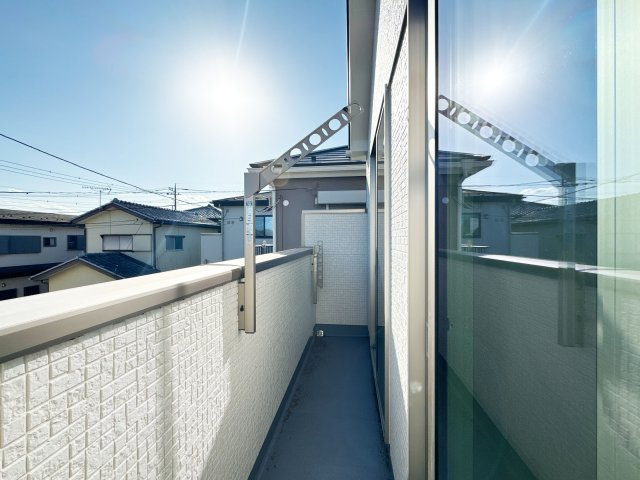 【バルコニー】 | 入間郡三芳町北永井　新築一戸建住宅　全1棟　(ふじみ野店) | 2部屋から出入りできる便利なワイドバルコニー！
