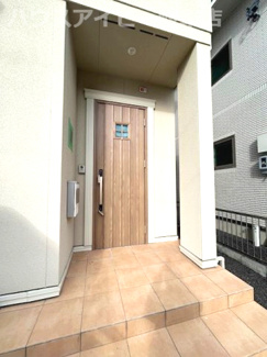 【玄関】 | 岐阜市尻毛！一条工務店施工の中古住宅築5年！全館床暖房！長期優良認定住宅！お車並列3台可能！ | 岐阜市尻毛！一条工務店施工の中古住宅築5年！全館床暖房！長期優良認定住宅！お車並列3台可能！