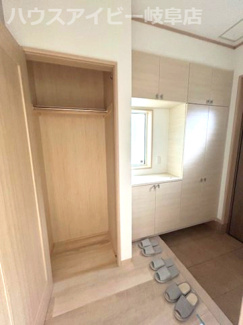 【玄関】 | 岐阜市尻毛！一条工務店施工の中古住宅築5年！全館床暖房！長期優良認定住宅！お車並列3台可能！ | 岐阜市尻毛！一条工務店施工の中古住宅築5年！全館床暖房！長期優良認定住宅！お車並列3台可能！