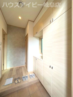 【玄関】 | 岐阜市尻毛！一条工務店施工の中古住宅築5年！全館床暖房！長期優良認定住宅！お車並列3台可能！ | 岐阜市尻毛！一条工務店施工の中古住宅築5年！全館床暖房！長期優良認定住宅！お車並列3台可能！
