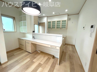 【居間・リビング】 | 岐阜市尻毛！一条工務店施工の中古住宅築5年！全館床暖房！長期優良認定住宅！お車並列3台可能！ | 岐阜市尻毛！一条工務店施工の中古住宅築5年！全館床暖房！長期優良認定住宅！お車並列3台可能！