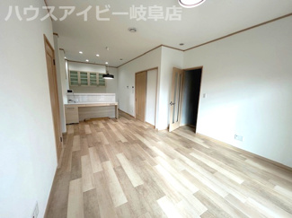 【居間・リビング】 | 岐阜市尻毛！一条工務店施工の中古住宅築5年！全館床暖房！長期優良認定住宅！お車並列3台可能！ | 岐阜市尻毛！一条工務店施工の中古住宅築5年！全館床暖房！長期優良認定住宅！お車並列3台可能！