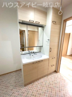 【独立洗面台】 | 岐阜市尻毛！一条工務店施工の中古住宅築5年！全館床暖房！長期優良認定住宅！お車並列3台可能！ | 岐阜市尻毛！一条工務店施工の中古住宅築5年！全館床暖房！長期優良認定住宅！お車並列3台可能！