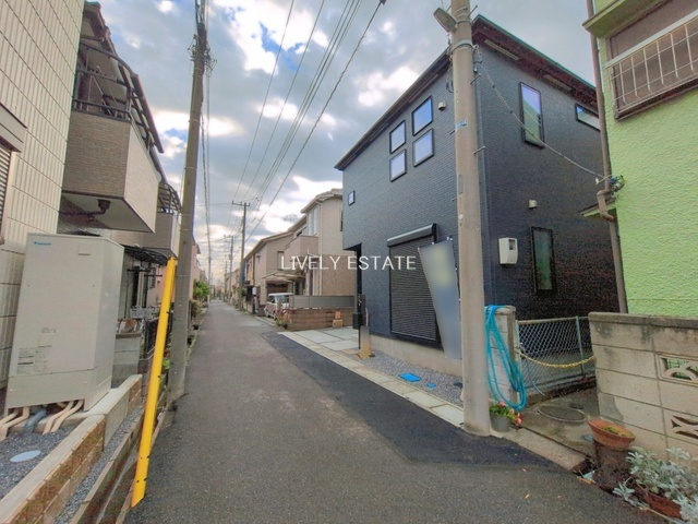 越谷市蒲生東町 新築分譲住宅の前面道路含む現地写真