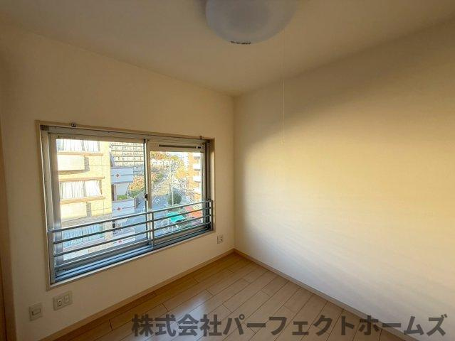 枚方ハイツ2号棟の洋室|落ち着いた色調の洋室です