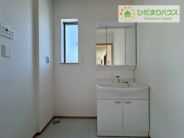 ひたちなか市足崎　新築戸建　A号棟の洗面所|大きな三面鏡の独立洗面。鏡の後ろは収納となっているのでスッキリと整理できます！