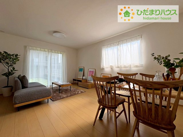 ひたちなか市足崎　新築戸建　A号棟の居間・リビング|リビング大きな窓からは、暖かな日の光が降り注ぎます・・・