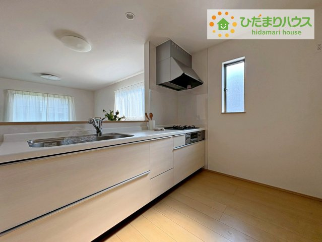 ひたちなか市足崎　新築戸建　A号棟のキッチン|家族と会話しながら料理できるオープンカウンター♪