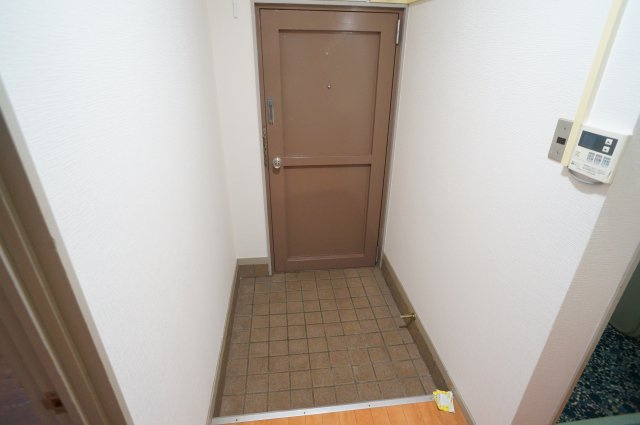 田村マンションの玄関