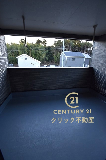 Cradlegarden　 水戸市河和田町　第3　22のバルコニー|インナーバルコニーは洗濯物外干し派の強い味方！天気が変わりやすい季節の外出も安心です。外出が難しい日に出るだけでも気分転換になる、嬉しいスペースです。