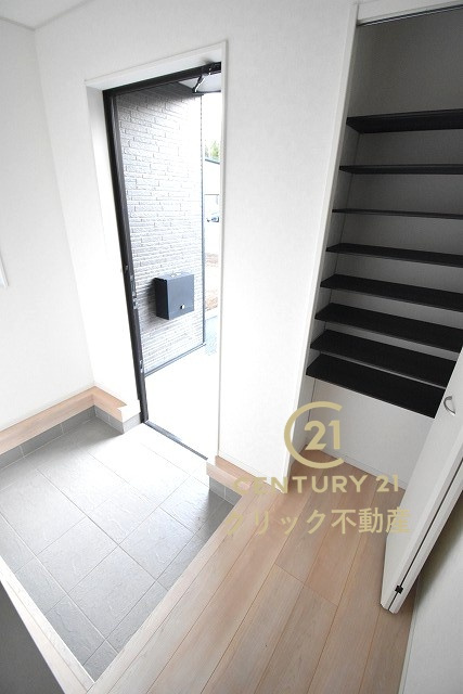 Cradlegarden　 水戸市河和田町　第3　22の玄関|玄関収納の扉の中は可動棚ですので、しまいたいものに合わせて高さを自由に変えることができます。