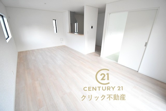 Cradlegarden　 水戸市河和田町　第3　22の居間・リビング|カーテンやラグの色、質感、選ぶ家具などでお部屋の雰囲気が変わります。お好みのインテリアを楽しみましょう♪白を基調とした内装ですので、あらゆるスタイルが馴染みます。