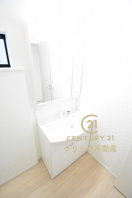 Cradlegarden　 水戸市河和田町　第3　22の独立洗面台|シャンプードレッサー付き洗面台は、広めで使いやすい、お手入れが楽なデザイン。写真奥のスペースには、お好みの収納ラックなどを置いて我が家流の使い方をするのが◎