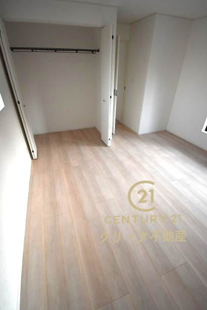 Cradlegarden　 水戸市河和田町　第3　22の洋室|折戸を開くと壁面クローゼット。衣類が横一列に並ぶためひと目で洋服が選びやすい！衣類をたくさんお持ちの方もスッキリ片付きます♪