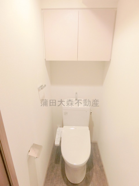 GRAN　PASEO大森のトイレ|棚と温水洗浄便座付きのトイレ　
