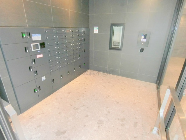 GRAN　PASEO大森のエントランス|宅配ボックスと管理人室、オートロック付きエントランス